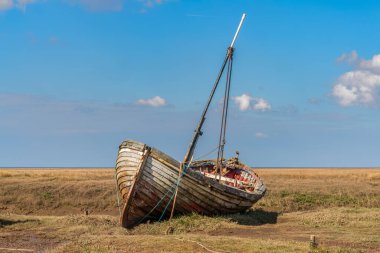 Thornham Old Harbour, Norfolk, İngiltere 'de eski bir ahşap yelkenli.