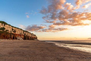 İngiltere, Norfolk 'taki Hunstanton Cliffs' de akşam ışığı.