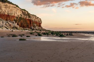 İngiltere, Norfolk 'taki Hunstanton Cliffs' de akşam ışığında Buharlı Tramvay Enkazı Sheraton.