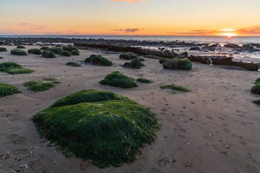 Hunstanton, Norfolk, İngiltere, İngiltere 'de Buharlı Tramvay Enkazı Sheraton ile sahilde gün batımı.