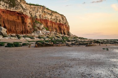 İngiltere, Norfolk 'taki Hunstanton Cliffs' de akşam ışığında Buharlı Tramvay Enkazı Sheraton.