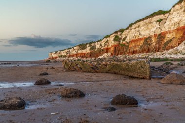 İngiltere, Norfolk 'taki Hunstanton Cliffs' de akşam ışığında Buharlı Tramvay Enkazı Sheraton.
