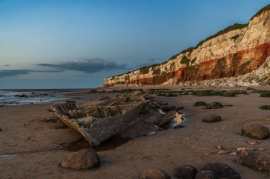 İngiltere, Norfolk 'taki Hunstanton Cliffs' de akşam ışığında Buharlı Tramvay Enkazı Sheraton.