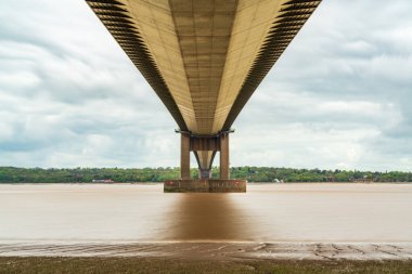 Humber Köprüsü 'nün üzerindeki gri bulutlar, İngiltere' nin kuzeyindeki Barton-Upon-Humber 'dan görüldü.