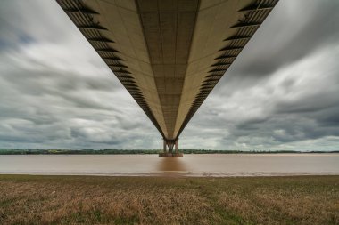 Humber Köprüsü 'nün üzerindeki gri bulutlar, İngiltere' nin kuzeyindeki Barton-Upon-Humber 'dan görüldü.
