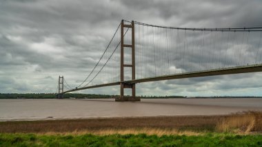 Humber Köprüsü 'nün üzerindeki gri bulutlar, İngiltere' nin kuzeyindeki Barton-Upon-Humber 'dan görüldü.