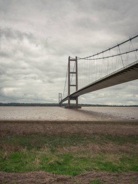 Humber Köprüsü 'nün üzerindeki gri bulutlar, İngiltere' nin kuzeyindeki Barton-Upon-Humber 'dan görüldü.