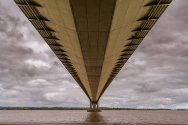 Humber Köprüsü 'nün üzerindeki gri bulutlar, İngiltere' nin kuzeyindeki Barton-Upon-Humber 'dan görüldü.