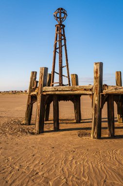 St Anne 's Plajı' nda St. Anne 's, Lancashire, İngiltere, İngiltere' de görülen iskelenin kalıntılarıyla.