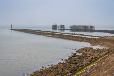 Heysham Harbour, Lancashire, İngiltere 'de görülen Güney İskelesi ve İrlanda Denizi' ne geri dönüş akışı.