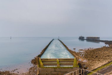 Heysham Harbour, Lancashire, İngiltere 'de görülen Güney İskelesi ve İrlanda Denizi' ne geri dönüş akışı.