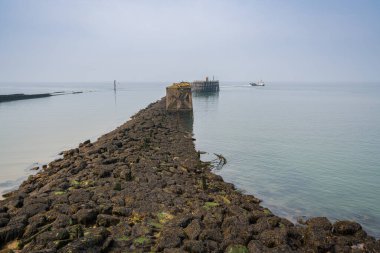 Heysham Limanı, Lancashire, İngiltere, İngiltere 'deki Güney İskelesi' nden geçen bir gemi.