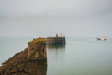 Heysham Limanı, Lancashire, İngiltere, İngiltere 'deki Güney İskelesi' nden geçen bir gemi.