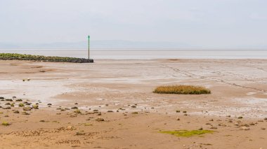 Morecambe Körfezi 'ndeki gelgit, Morecambe, Lancashire, İngiltere' deki Marine Rd 'den görüldü.