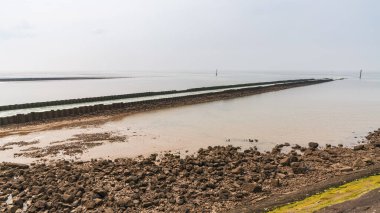 Heysham, Lancashire, İngiltere 'deki İrlanda Denizi kıyısındaki Heysham Elektrik Santrali' nden dönüş akışı.