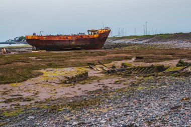 Walney Kanalı 'nın çamurunda paslı bir gemi enkazı, Roa Adası, Cumbria, İngiltere, İngiltere' ye giden yoldan görülüyor.