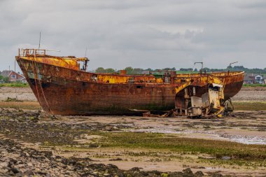 Walney Kanalı 'nın çamurunda paslı bir gemi enkazı, Roa Adası, Cumbria, İngiltere, İngiltere' ye giden yoldan görülüyor.