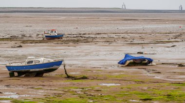 Walney Kanalı 'nın çamurunda üç tekne Roa Adası, Cumbria, İngiltere' ye giderken görüldü.