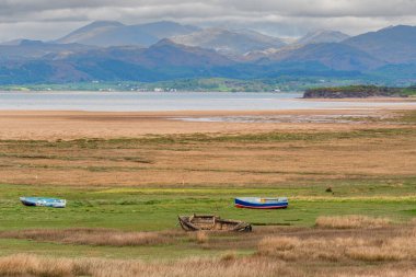 Çimlerde tekneler, göldeki ulusal parkın arka planında bulutlar, Askam-in-Furness, Cumbria, İngiltere, İngiltere