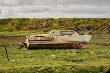 Askam-in-Furness, Cumbria, İngiltere 'de görülen bir tekne enkazı.