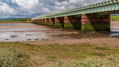 Esk Nehri üzerindeki demiryolu köprüsü, Newbiggin, Cumbria, İngiltere, İngiltere yakınlarında görüldü.