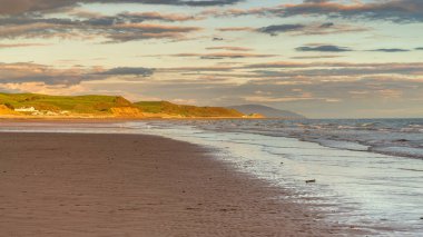 Whitehaven, Cumbria, İngiltere yakınlarındaki St Bees plajında akşam havası ve bulutlar.