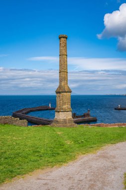 Arka planda, Whitehaven, Cumbria, İngiltere 'de görülen, iskelesi West Pier Lighthouse ve arka planda North Pier Lighthouse olan şamdan bacası.