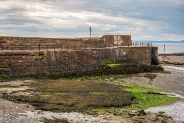 Eller Beck ve Harrington, Cumbria, İngiltere 'deki liman duvarlarına bakın.