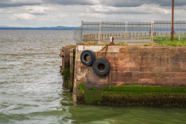 Arka planda İskoçya kıyısı olan limanın girişi Silloth, Cumbria, İngiltere 'deki Batı Sahili' nden görüldü.