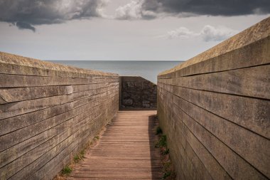 Dawlish, Devon, İngiltere, İngiltere 'deki demiryolu hattına giden bir köprü.