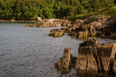 Elberry Cove 'a doğru yürüyoruz, Torbay, İngiltere - terk edilmiş hamamlarla birlikte.