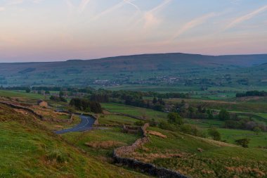 Thwaite ve Simonstone arasındaki Buttertubs Geçidi 'nden (Cliff Gate Rd) Yorkshire Dales manzarasına bakın.