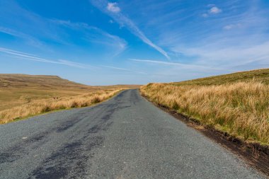 Nateby ile Birkdale, North Yorkshire, İngiltere arasındaki B6270 yolunda Yorkshire Dales 'den geçiyoruz.