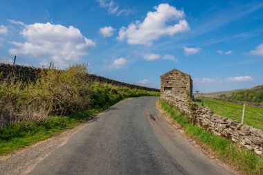 Keld ve Thwaite arasındaki B6270 yolunda, Kuzey Yorkshire, İngiltere, İngiltere