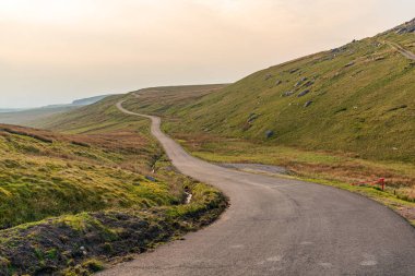 İngiltere, Barras yakınlarındaki Cumbrian arazisinde akşam sisi yükseliyor.