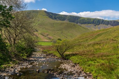 Low Haygarth, Cumbria, İngiltere yakınlarındaki Rawthey Nehri ile Yorkshire Dales Peyzajı