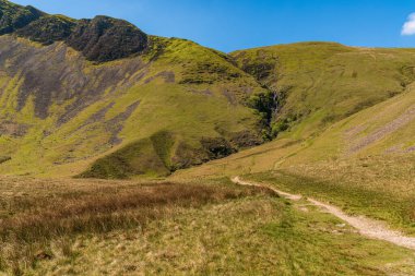 Arka planda Cautley Spout, Low Haygarth, Cumbria, İngiltere yakınlarındaki Howgill Fells 'de bir patika.