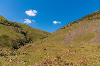 Arka planda Howgill Fells ve Cautley Spout ile Yorkshire Dales manzarası, Low Haygarth, Cumbria, İngiltere, İngiltere