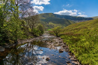 Low Haygarth, Cumbria, İngiltere yakınlarındaki Rawthey Nehri ile Yorkshire Dales Peyzajı