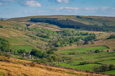 Cowgill, Cumbria, İngiltere yakınlarındaki Dent Head Viaduct ile Yorkshire Dales manzarası