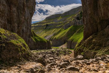 Malham, North Yorkshire, İngiltere yakınlarındaki Gordale Scar 'da Yorkshire Dales manzarası