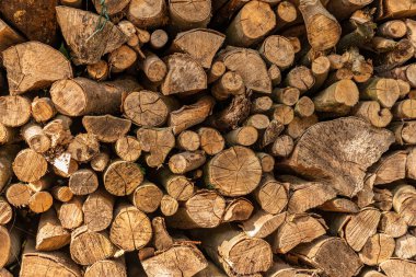 Farklı şekillerde bir odun yığını