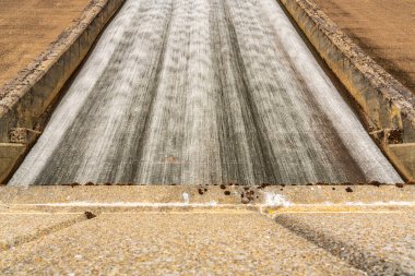 Barajın barajından akan sular.