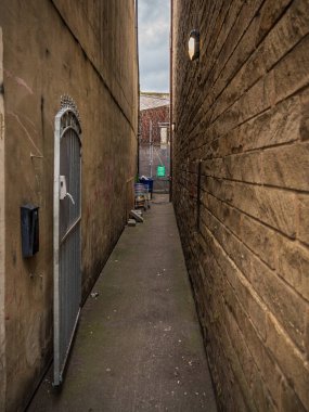 Skipton, North Yorkshire, İngiltere 'de görülen yangın çıkışına giden iki ev arasında küçük bir yol.