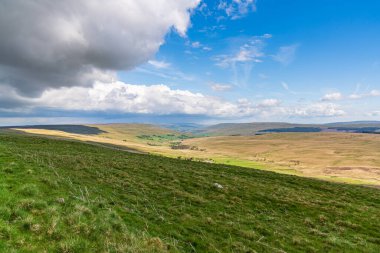 Oughtershaw, North Yorkshire, İngiltere yakınlarındaki Yorkshire Dales 'de bulutlu bir gün.