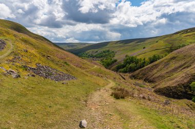 Gunnerside Gill 'den Kuzey Yorkshire, İngiltere' deki Bunton Madeni 'ne doğru yürüyor.