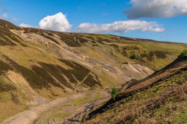 Gunnerside Gill 'deki Yorkshire Dales manzarası, Gunnerside, North Yorkshire, İngiltere, İngiltere yakınlarındaki Bunton Mine' ın kalıntıları.
