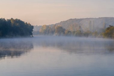 Muelheim an der Ruhr, Kuzey Ren-Westfalia, Almanya 'da Ruhr Nehri kıyısında sabah sisi