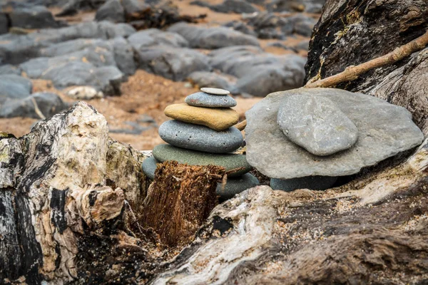 Una Pila Piedra Tronco Árbol Con Fondo Cocklawburn Beach Cerca — Foto de Stock