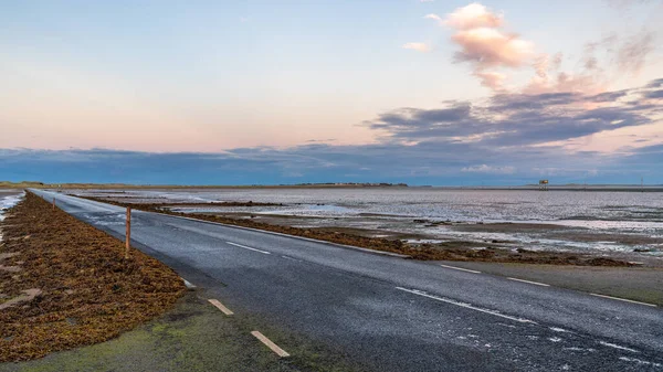 Kvällshimmel Och Lågvatten Vägen Mellan Beal Holy Island Northumberland England — Stockfoto